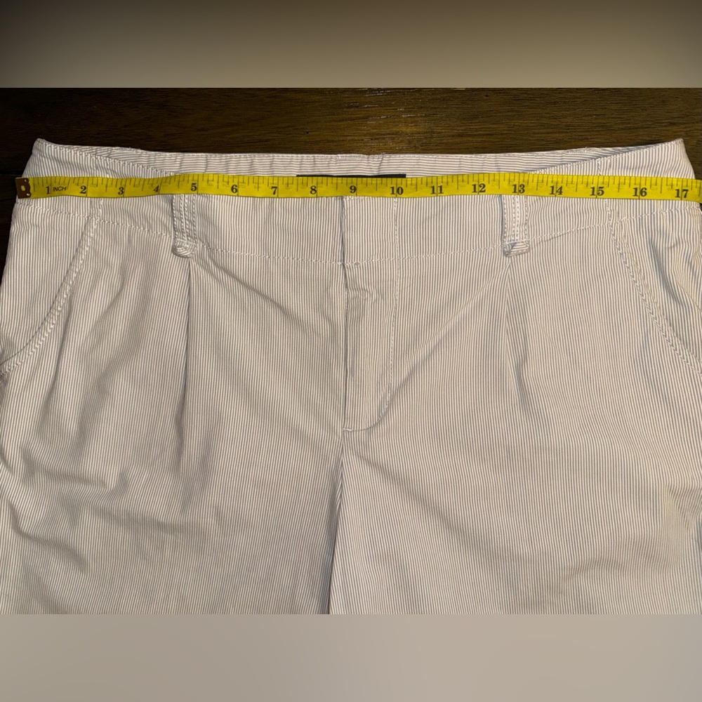 GAP Women’s Shorts Gray Stripes and White Size 10 - Picture 4 of 13